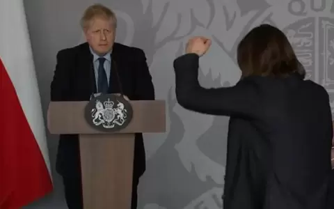 Reportera ucraniana confronta a Boris Jonhson por exclusi�n a�rea