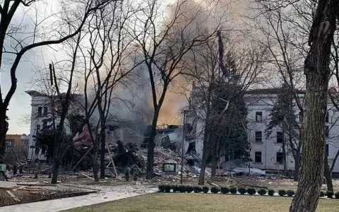 Rescatan a sobrevivientes del teatro alcanzado por una bomba en Mari�pol