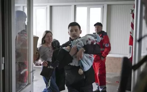 Autoridades de Mariupol acusan a los rusos de bombardear un hospital