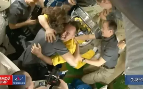 Tres cosmonautas rusos arribaron a la Estaci�n Espacial Internacional vestidos de azul y amarillo