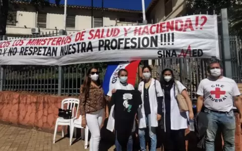 M�dicos se manifiestan frente al Ministerio de Salud: "Hay tanta injusticia"