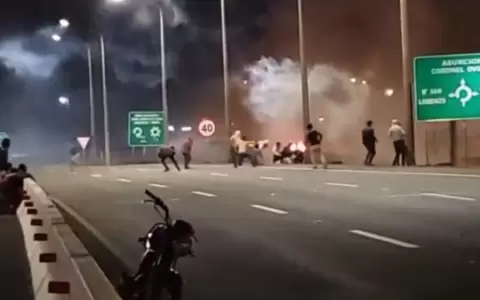 Enfrentamientos entre polic�as y manifestantes en Caaguaz�