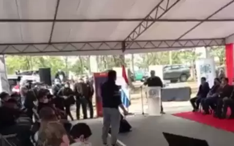 Padre de Axel interrumpi� discurso de Nicanor para pedir camas de terapia