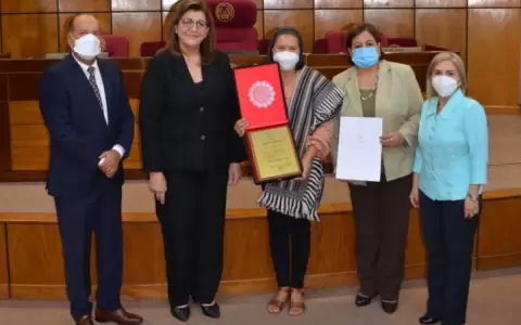 Senado homenaje� a artesana del poncho para'i de 60 listas