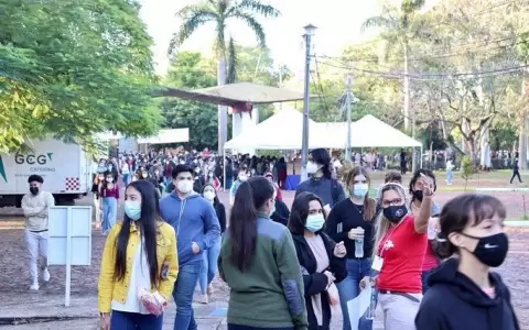 Miles de j�venes "luchan" por una beca de Itaip�