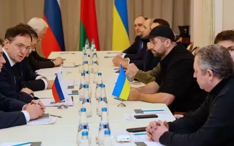 Rusia y Ucrania retoman di�logo mientras siguen combates y �xodo de refugiados