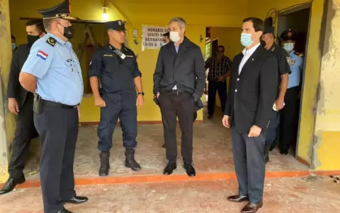 Abdo visita comisar�a que fue atacada en Caaguaz�