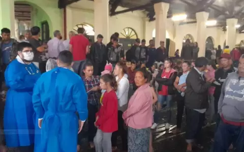 Comida y asistencia m�dica para campesinos refugiados en la Estaci�n del Ferrocarril
