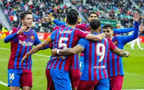 Barcelona remonta a Elche y se mete en zona de Champions