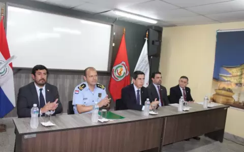 Polic�as se especializan en comunicaci�n mediante curso del MITIC