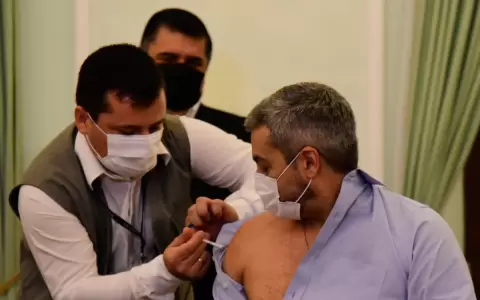 Vacunaci�n �invierno 2022�: Primer inmunizado contra la influenza fue Mario Abdo