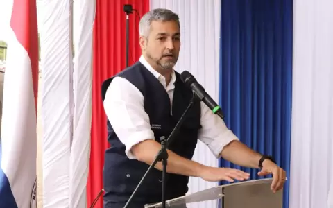 Mario Abdo pide honrar tarea de los docentes