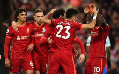 Liverpool vapulea a Manchester United y escala a lo m�s alto