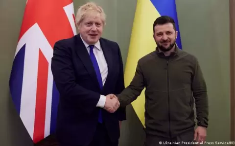 Boris Johnson se re�ne con Zelenski en visita sorpresa a Ucrania
