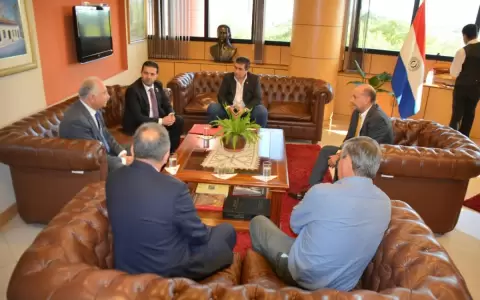 Titular del Congreso se reuni� con diplom�ticos de Siria