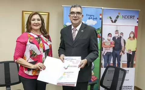 INDERT entrega al MEC t�tulos de propiedad de 5 instituciones educativas