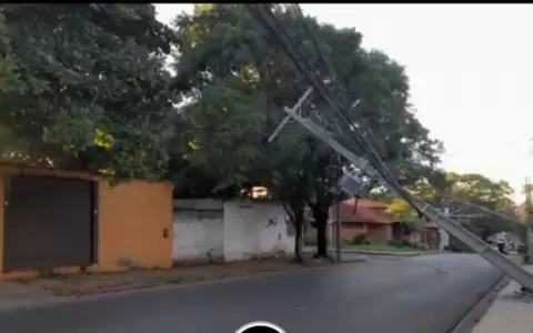 Accidente provoca ca�da de columna de energ�a el�ctrica