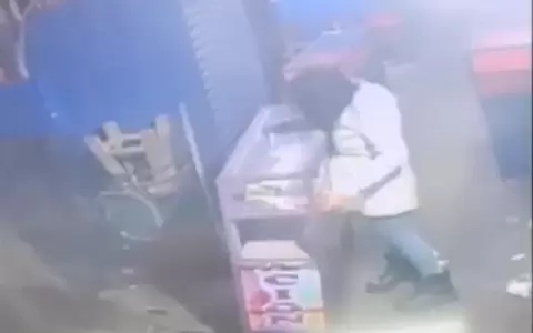 Acusan a conocida cantante de hurtar tiendas en el Mercado 4