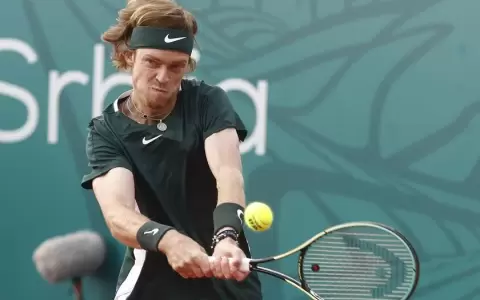 Rublev vence a Djokovic en su casa y se consagra campe�n