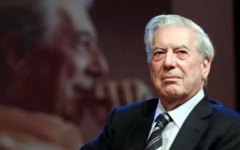 Vargas Llosa, internado por Covid-19