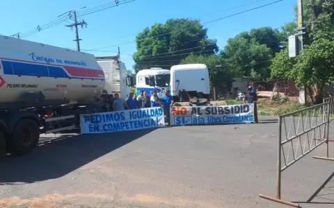 Transportistas de emblemas privados cierran acceso a Petropar