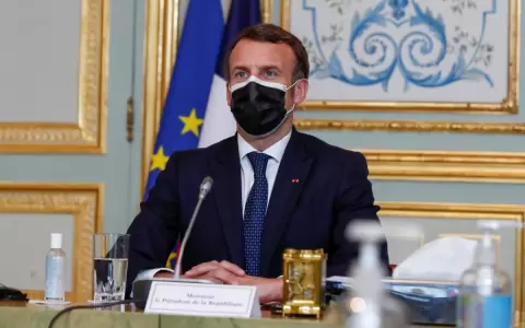 Tras ser releecto, Macron es recibido a tomatazos en Cergy