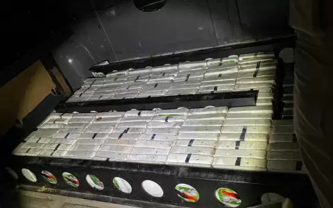 Incautan minib�s con 388 kilos de droga