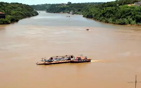 Reactivan servicio de balsa en triple frontera