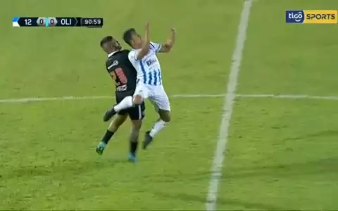�Hubo falta? La acci�n por la que Juliadoza anul� el gol de Olimpia
