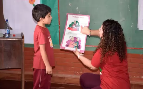 Dequen� presenta reconocimiento �Profes que dejan huellas�