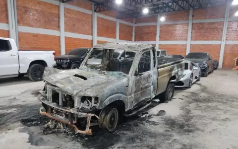 A Ultranza Py: Arde en llamas camioneta guardada en un dep�sito en MRA