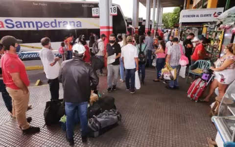 Terminal de �mnibus: miles de personas fueron al interior para reunirse con familiares