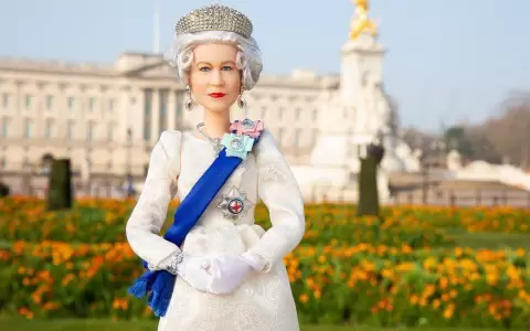 La reina Isabel II obtiene su propia Barbie para el Jubileo de Platino