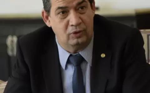 "Vel�zquez est� gobernando para su campa�a", seg�n senador