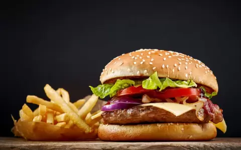 D�a de la Hamburguesa: paraguayos la prefieren con doble queso.