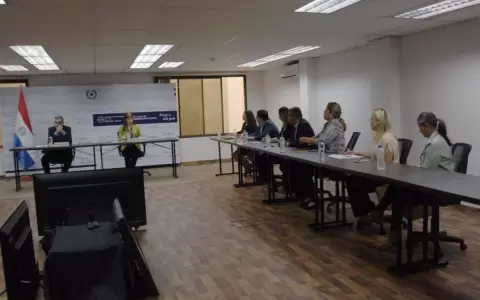 Padres de colegio intervenido se re�nen con autoridades del MEC