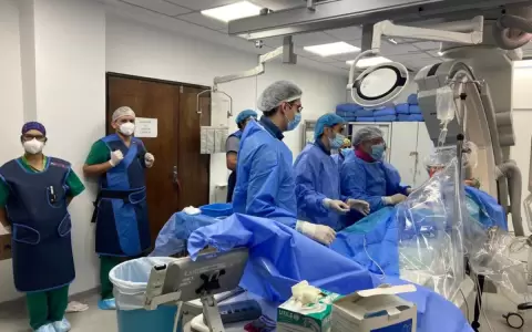 Cl�nicas realiz� in�dito y exitoso implante valvular a�rtico transcat�ter a adulta mayor