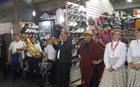 Mercado 4 cumple 80 a�os de vida y trabajadores celebran con todo