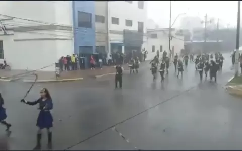 MEC abre investigaci�n sobre desfile estudiantil bajo torrencial lluvia en Amambay
