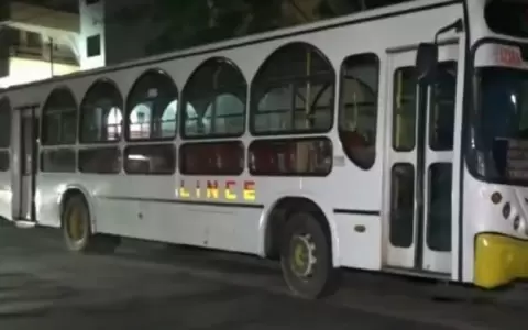 Pasajero muere al caer de la estribera de un bus