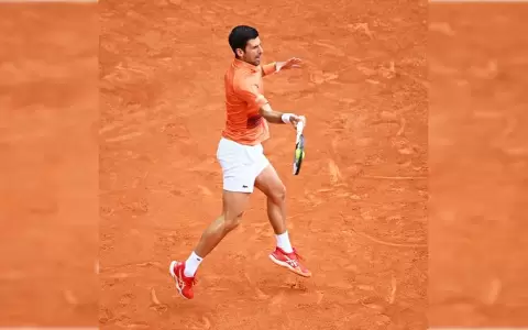 Djokovic supera a Monfils y se asegura una semana m�s en la cima