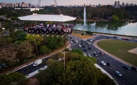 Cenar a 50 metros colgando de una gr�a: �Dinner in the Sky�