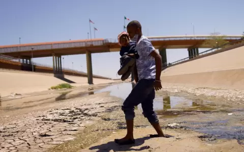 Un juez obliga a Biden a seguir con la expulsi�n de migrantes en la frontera