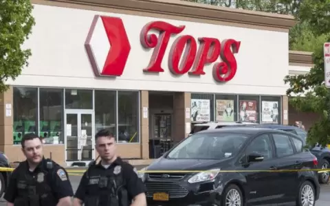 Biden llama a enfrentar el "odio" tras tiroteo en B�falo que dej� 10 muertos