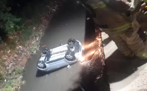 Conductor sigui� indicaciones del GPS y cay� a un arroyo