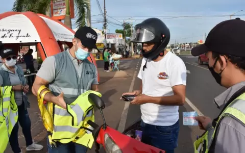 Seguridad vial: entregan chalecos reflectivos a motociclistas en Misiones
