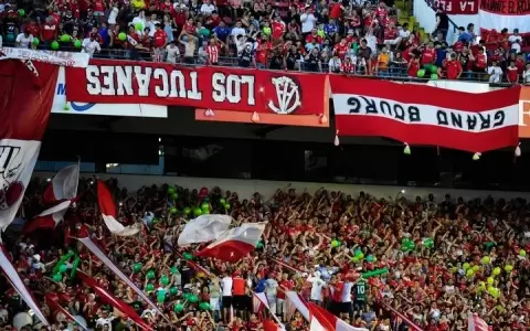 Polic�a expulsa a 45 hinchas de Independiente