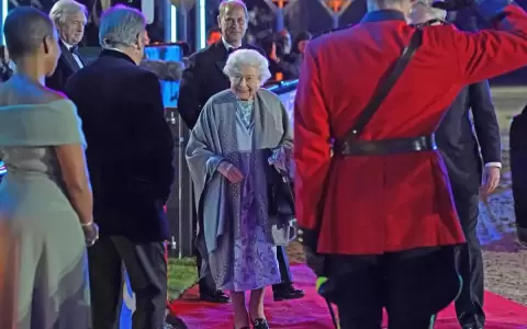 La reina Isabel II aparece en p�blico y marca territorio ante el avance de los cortesanos