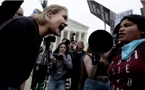 La rabia de manifestantes proabortistas estalla frente al Supremo de EE.UU.