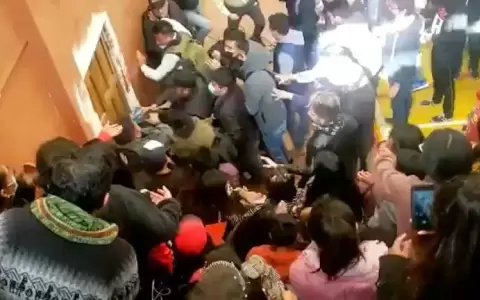 Al menos 4 muertos y 70 heridos por una estampida durante una asamblea universitaria en Bolivia